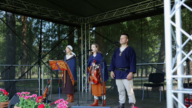 Svētkos Neretā muzicē folkloras kopas