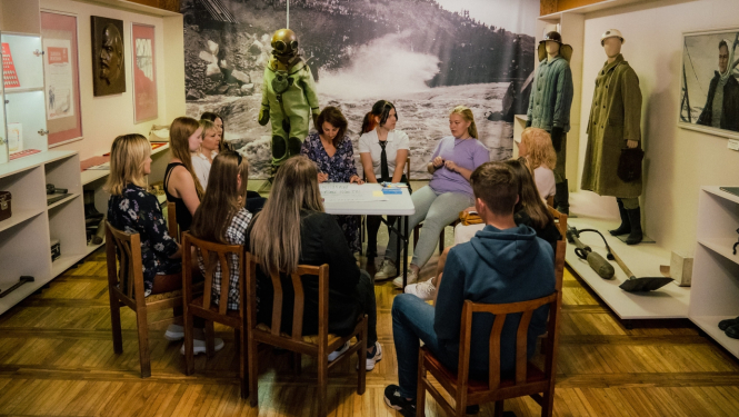 jaunieši darbojas diskusijā