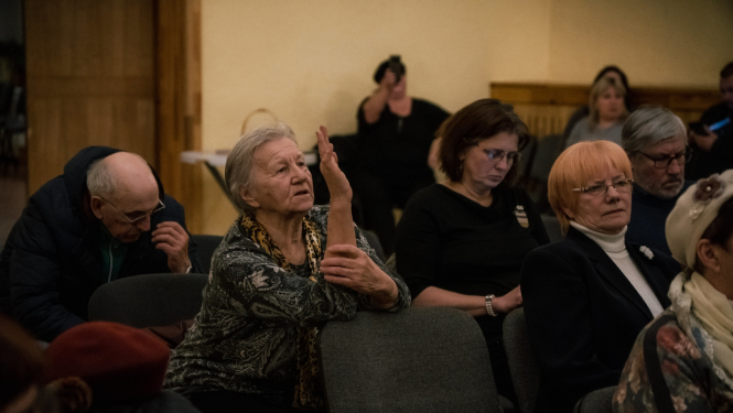 kundze pacēlusi roku