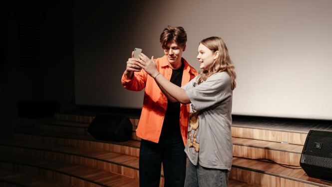 Taisa kopīgu fotogrāfiju