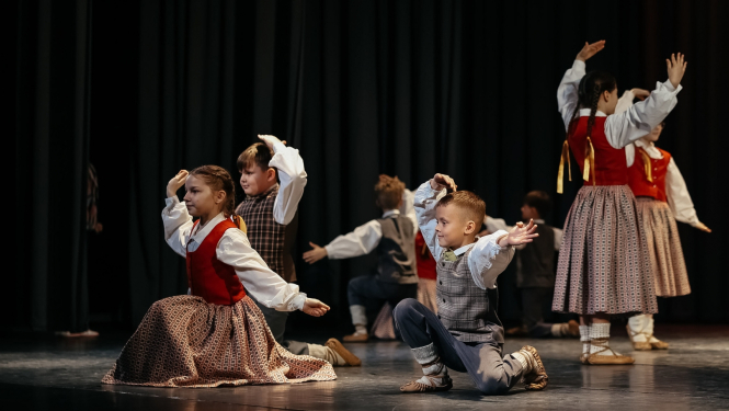 skolēnu tautas deju skate