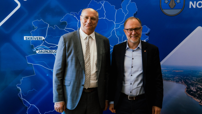 Aizsardzības ministra kopbilde ar Aizkraukles novada domes priekšsēdētāju Leonu Līdumu