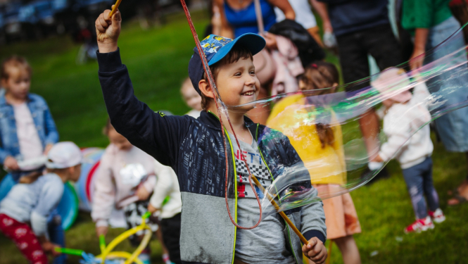 zēns ar burbuļiem