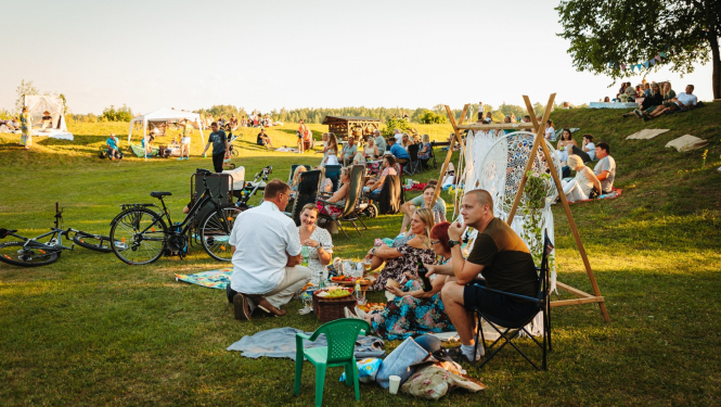 Cilvēki pikniko Pļaviņās