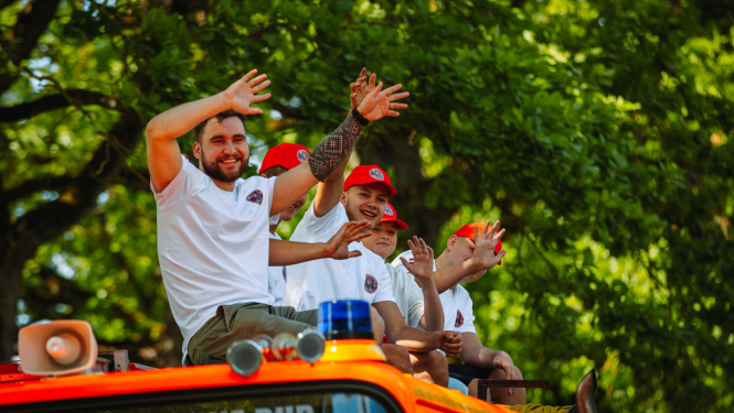 brīvprātīgie ugunsdzēsēji māj ar rokām