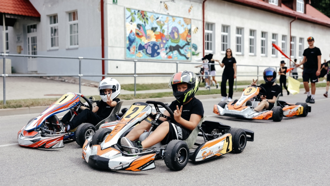 zēni uz kartingiem