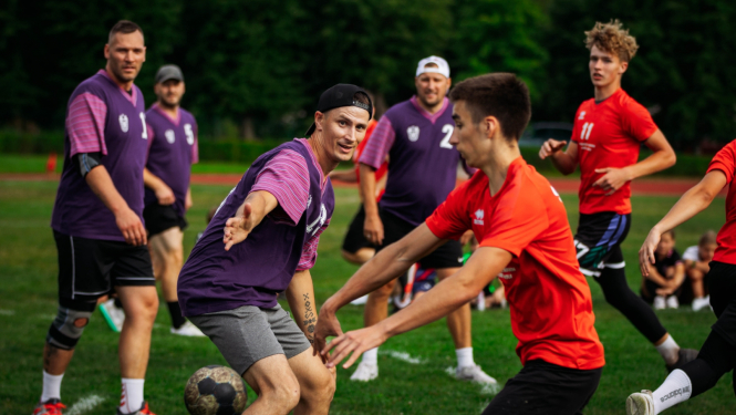 komandas spēlē futbolu