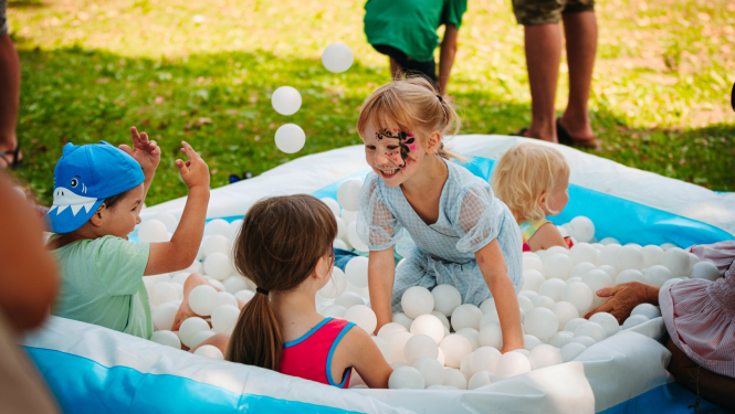 Bērni priecājas bumbu baseinā