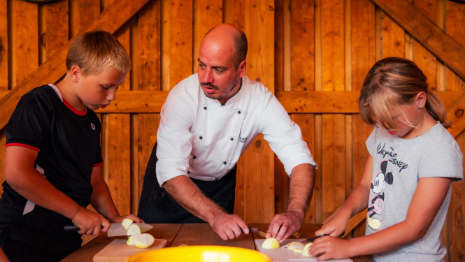 pavārs māca gatavot bērniem