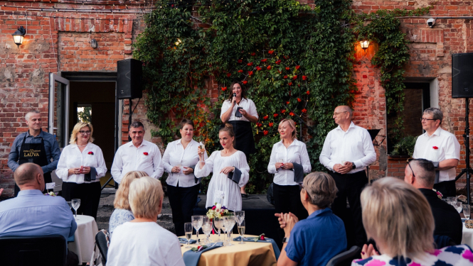 Mājas kafejnīcu dienu Jaunjelgavā apkalpojošais personāls