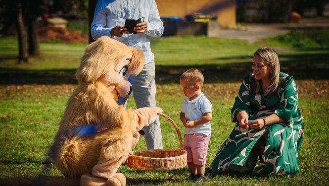Puisītis skatās uz Sunīti Maksi