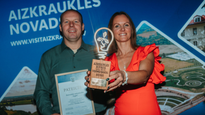 Uzņēmēju bilde kopā ar balvu