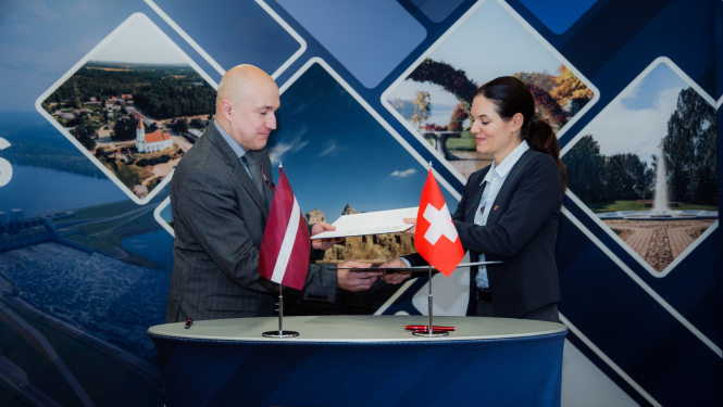 Pārstāvji apmainās ar līgumie