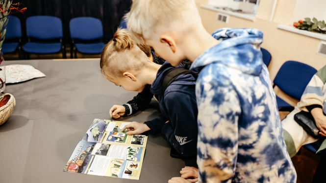 zēni pēta grāmatu