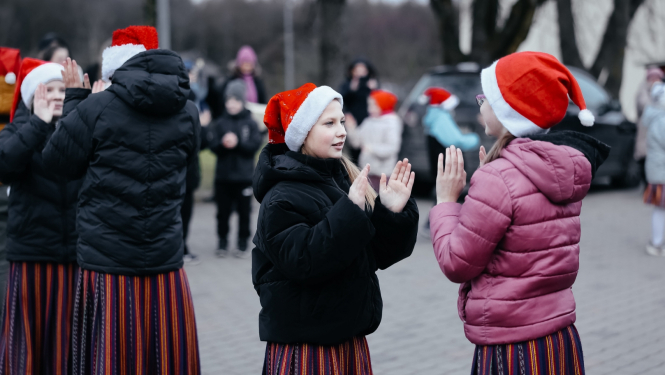 Bērni uzstājas ar priekšnesumu