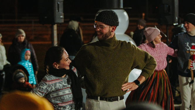 divi jaunieši uzstājās ar deju