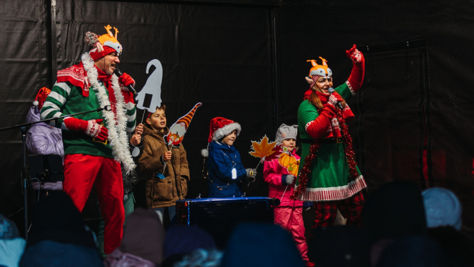 rūķi kopā ar bērniem uzstājas uz skatuves