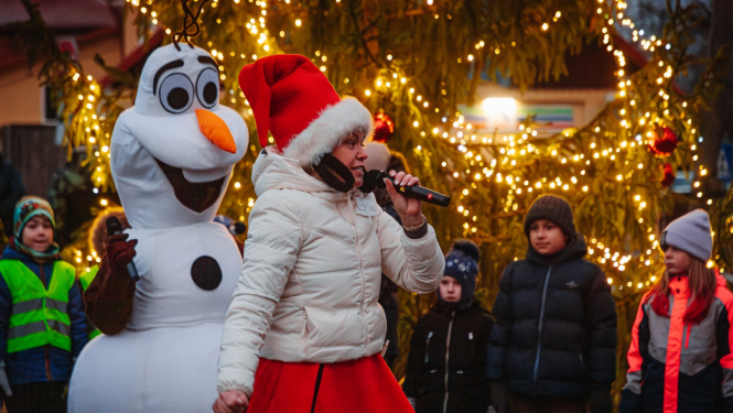 sieviete runā pa mikrofonu