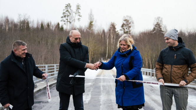 cilvēki griež lentu