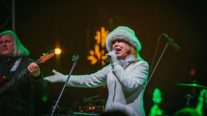 Ieva Akurātere dzied