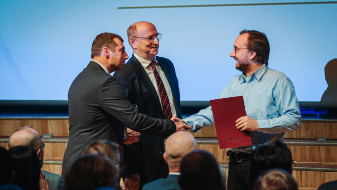 divi vīrieši paspiež rokas