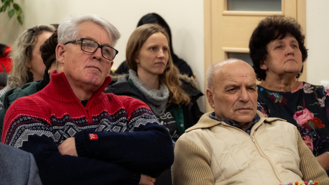 cilvēki klausās vadībā