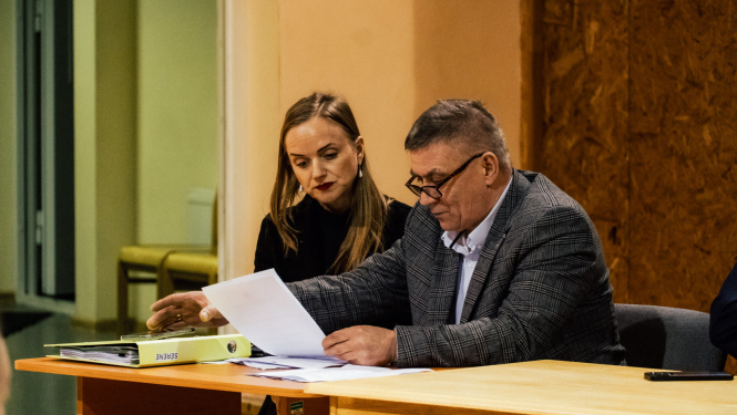 vadība skatās dokumentos