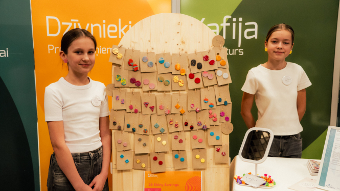 Meitenes no SMU "Shiny earring"