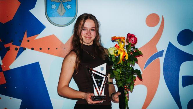 meitene tur balvu rokās