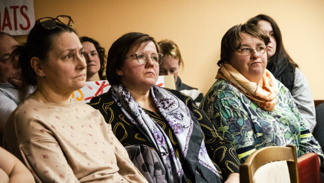 iedzīvotāji uzmanīgi klausās