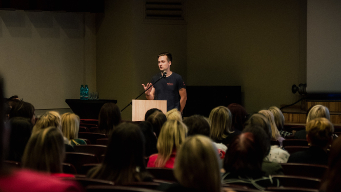 uzstājās vīrietis ar prezentāciju