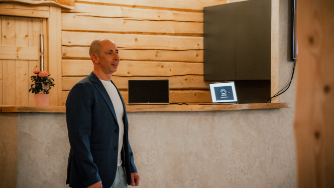 Vīrietis stāsta par uzņēmumu