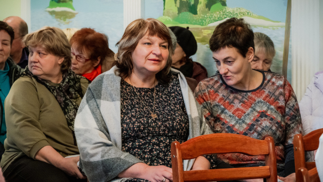 cilvēki klausās vadībā