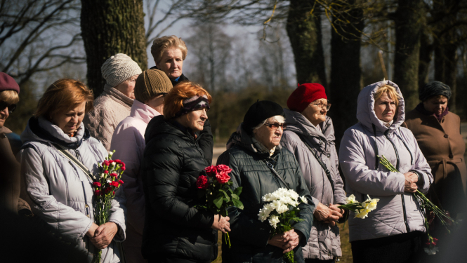 Cilvēki sapulcējušies piemiņas pasākumā