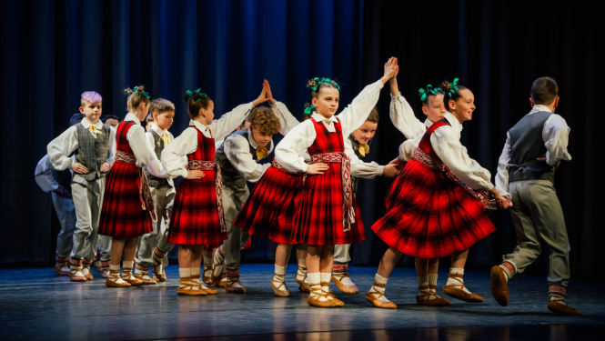 jaunieši dejo tautas dejas