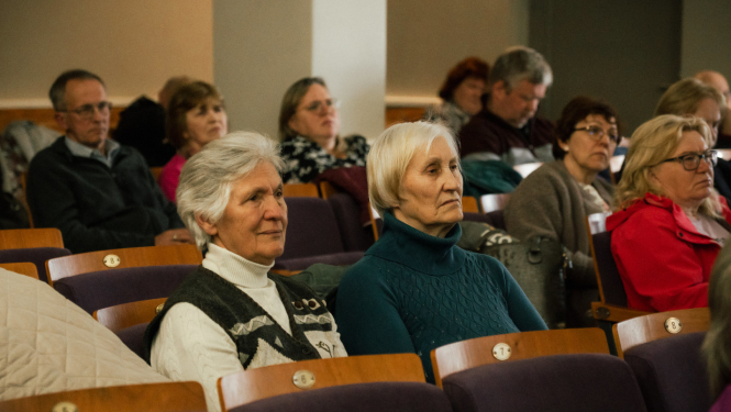 Iedzīvotāji klausās vadībā