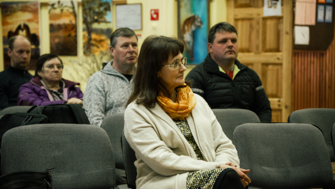 Iedzīvotāji klausās vadības runā