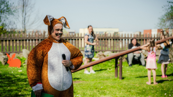 Lieldienu zaķis runā pa mikrofonu