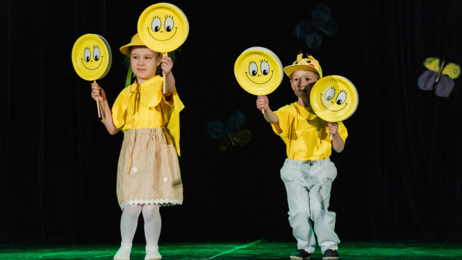 Zēns ar meiteni rāda priekšnesumu