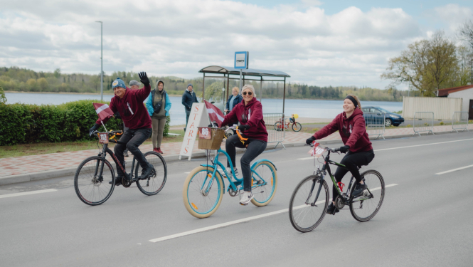 Smaidīgi trīs riteņbraucēji