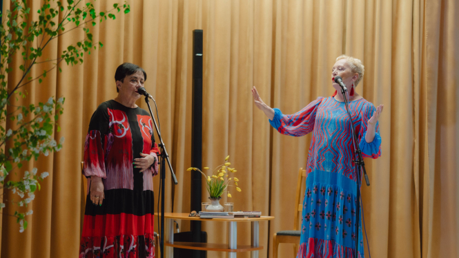 tikšanās ar aktrisi, dzejnieci, dziesminieci Raimondu Vazdiku un žurnālisti Elitu Veidemani