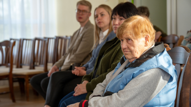 cilvēki klausās vadībā