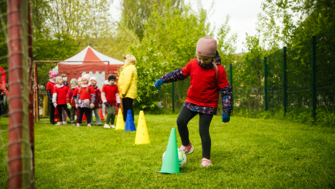 Bērni piedalās sporta spēlēs