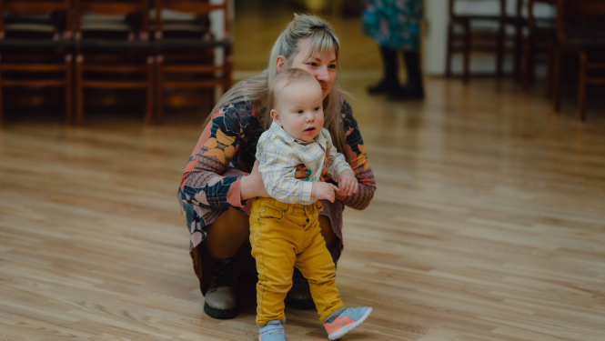 Māte ar dēlu pietupušies