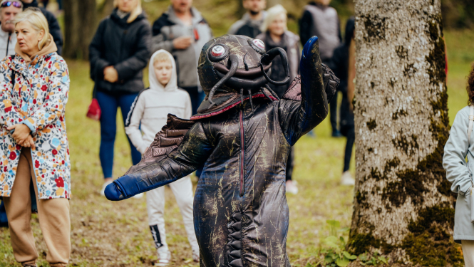 Sams ar cilvēkiem apkārt