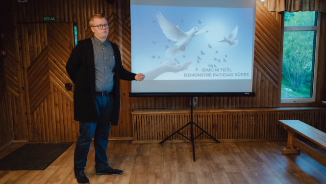 uzņēmuma pārstāvis prezentē