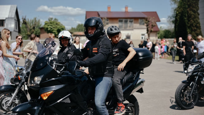 motociklisti izvizina bērnus