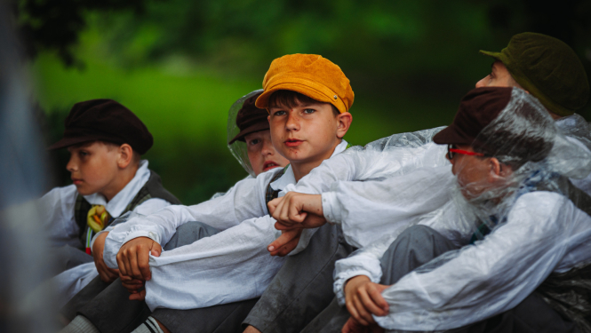 zēni sēž un skatās