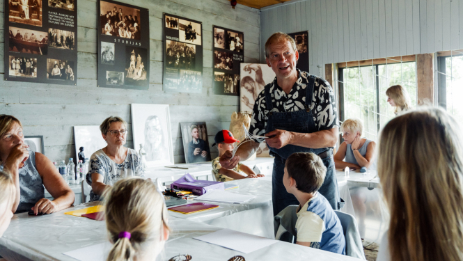 meistarklases vadītājs stāsta dalībniekiem