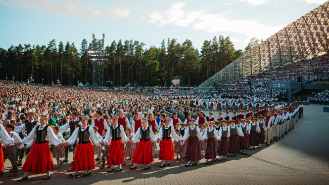 svēktu dalībnieki uzstājas